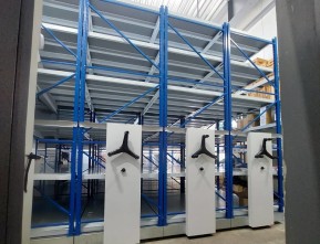 Среднегрузовые стеллажи на рельсах с удобным управлением