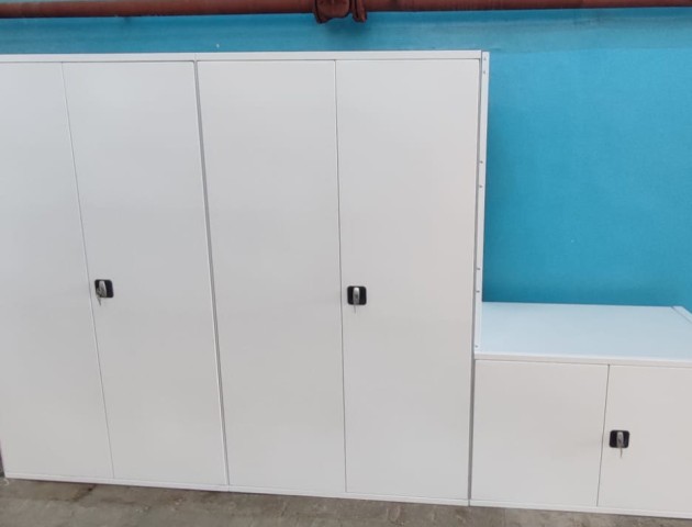 металлические стеллажи с дверями