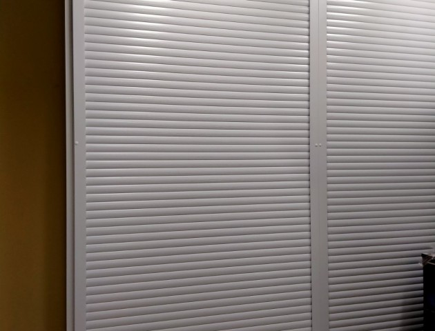 Полочный стеллаж с дверями жалюзи