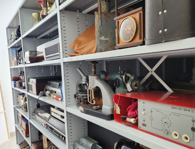 Стеллажи для экспонатов в фондохранилище