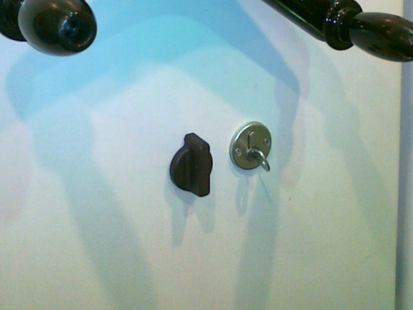 Замок на передвижном стеллаже